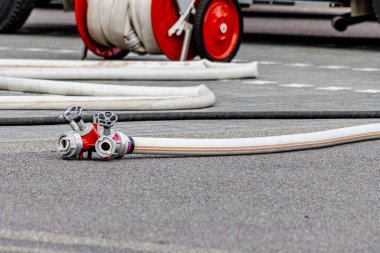 Afet koruma tatbikatı sırasında, itfaiye ve CBRN savunma birimleri kimyasal, biyolojik ve radyolojik acil durumlar için koruyucu giysiler ve dezenfekte teçhizatı kullanarak eğitim görürler..