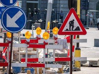 Sayısız bisiklet, trafik işaretleri ve yazın kalabalık bir şehir merkezini dolduran engeller. Canlı sahne şehir hareketliliğini, sıcak havayı ve günlük sokak yaşamının organize kaosunu yansıtıyor..