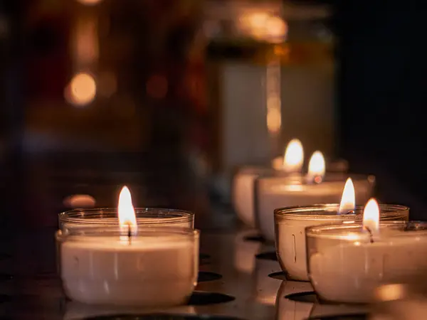 Mumlar Katolik kilisesinde yanar, sıcak ve ruhsal bir atmosfer yaratır. İmaj, inanç, bağlılık ve kutsal geleneği vurguluyor. Yumuşak bir ışık, dini içleri aydınlatıyor..