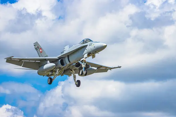 İsviçre Hava Kuvvetleri F-18 jeti piste iniyor ve taksicilik yapıyor. Avcı uçakları iniş yaptıktan sonra yavaşlıyor, rutin bir askeri operasyon sırasında taksiyolu boyunca hassasiyetle ilerliyorlar..