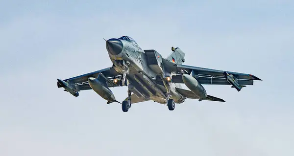 Alman Hava Kuvvetleri Tornado jetleri NATO tatbikatı sırasında yanan art brülörlerle havalanır. Güçlü itiş gücü, parlayan motorlar ve kükreyen hız askeri hava kuvvetlerinin hazır olduğunu gösteriyor..