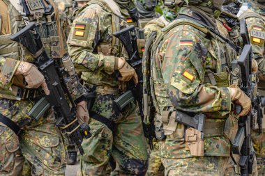 Alman Bundeswehr paraşütçüleri tüfek ve taktik teçhizatla NATO tatbikatına katıldılar. Askerler, savaş hazırlığı, takım çalışması ve acil müdahale eğitimleri sırasında yaralı yoldaşlara yardım ediyor..