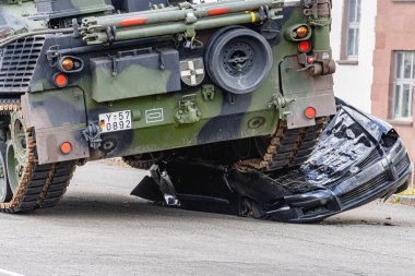 Alman Bundeswehr Wiesel ve Bffel zırhlı araçları eğitim sırasında bir arabayı ezerek askeri tatbikata katıldılar. Sahne, mekanize kuvvetlerin gücünü, taktiklerini ve ham gücünü gösteriyor..