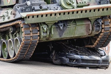 Alman Bundeswehr Wiesel ve Bffel zırhlı araçları eğitim sırasında bir arabayı ezerek askeri tatbikata katıldılar. Sahne, mekanize kuvvetlerin gücünü, taktiklerini ve ham gücünü gösteriyor..