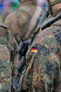 Alman Bundeswehr paraşütçüleri tüfek ve taktik teçhizatla NATO tatbikatına katıldılar. Askerler, savaş hazırlığı, takım çalışması ve acil müdahale eğitimleri sırasında yaralı yoldaşlara yardım ediyor..