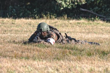 Alman Bundeswehr paraşütçüleri tüfek ve taktik teçhizatla NATO tatbikatına katıldılar. Askerler, savaş hazırlığı, takım çalışması ve acil müdahale eğitimleri sırasında yaralı yoldaşlara yardım ediyor..