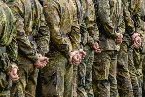 Alman Bundeswehr paraşütçüleri bir NATO etkinliğinde tüfek ve tam teçhizat taşıyarak sıraya girdiler. Üniformaları ve silahları disiplini, hazır olmayı ve uluslararası askeri işbirliğinin gücünü yansıtıyor..