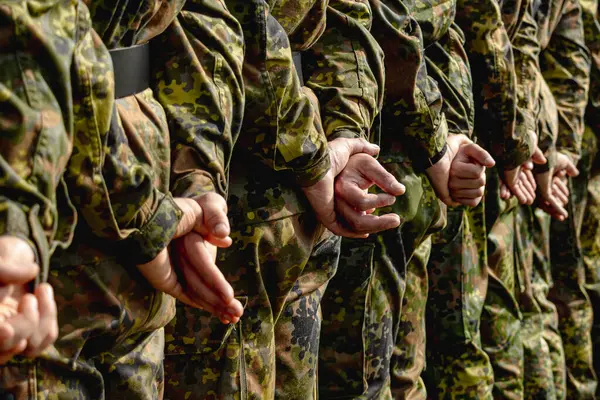 Alman Bundeswehr paraşütçüleri bir NATO etkinliğinde tüfek ve tam teçhizat taşıyarak sıraya girdiler. Üniformaları ve silahları disiplini, hazır olmayı ve uluslararası askeri işbirliğinin gücünü yansıtıyor..