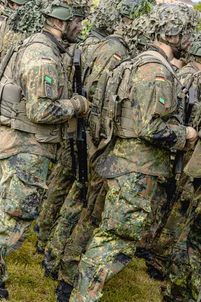 Alman Bundeswehr paraşütçüleri bir NATO etkinliğinde tüfek ve tam teçhizat taşıyarak sıraya girdiler. Üniformaları ve silahları disiplini, hazır olmayı ve uluslararası askeri işbirliğinin gücünü yansıtıyor..