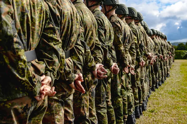 Alman Bundeswehr paraşütçüleri bir NATO etkinliğinde tüfek ve tam teçhizat taşıyarak sıraya girdiler. Üniformaları ve silahları disiplini, hazır olmayı ve uluslararası askeri işbirliğinin gücünü yansıtıyor..