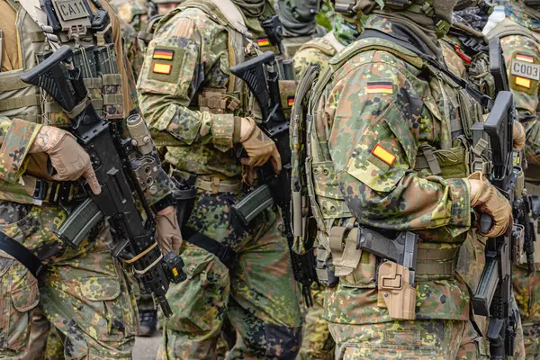 Alman Bundeswehr paraşütçüleri tüfek ve taktik teçhizatla NATO tatbikatına katıldılar. Askerler, savaş hazırlığı, takım çalışması ve acil müdahale eğitimleri sırasında yaralı yoldaşlara yardım ediyor..