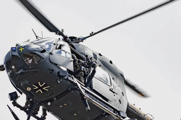 Alman Bundeswehr helikopterleri H145 ve Airbus 'tan NH90 askeri tatbikat sırasında uçuş düzeninde. Uçak taktik operasyonlarda hareket kabiliyeti, güç ve modern teknolojiyi gösteriyor..