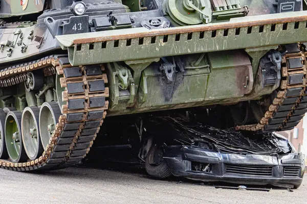 Alman Bundeswehr Wiesel ve Bffel zırhlı araçları eğitim sırasında bir arabayı ezerek askeri tatbikata katıldılar. Sahne, mekanize kuvvetlerin gücünü, taktiklerini ve ham gücünü gösteriyor..