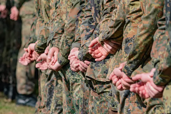 Alman Bundeswehr paraşütçüleri bir NATO etkinliğinde tüfek ve tam teçhizat taşıyarak sıraya girdiler. Üniformaları ve silahları disiplini, hazır olmayı ve uluslararası askeri işbirliğinin gücünü yansıtıyor..