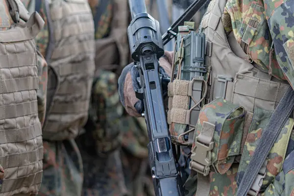 Alman Bundeswehr paraşütçüleri tüfek ve taktik teçhizatla NATO tatbikatına katıldılar. Askerler, savaş hazırlığı, takım çalışması ve acil müdahale eğitimleri sırasında yaralı yoldaşlara yardım ediyor..