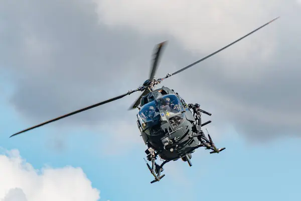 Alman Bundeswehr helikopterleri H145 ve Airbus 'tan NH90 askeri tatbikat sırasında uçuş düzeninde. Uçak taktik operasyonlarda hareket kabiliyeti, güç ve modern teknolojiyi gösteriyor..