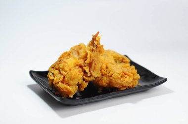 Siyah bir tabakta servis edilen kızarmış tavuk, thaland, yemek geçmişi, iş yemeği.