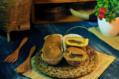 Kahvaltı için halata sarılı Durian ekmeği.