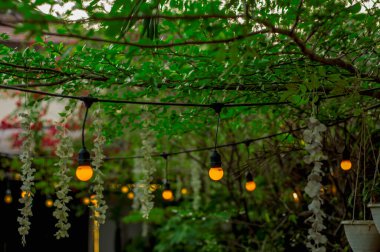 Bokeh arka planda açık bir kafede ışıklar, seçici odak