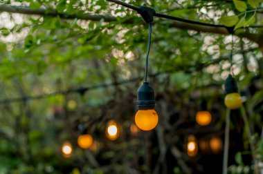 Bokeh arka planda açık bir kafede ışıklar, seçici odak