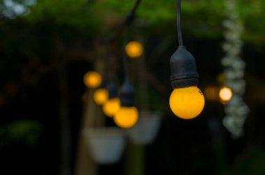 Bokeh arka planda açık bir kafede ışıklar, seçici odak