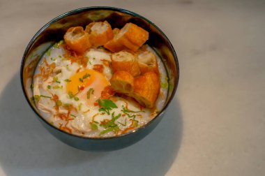 Tavuklu yulaf lapası, yarım haşlanmış yumurta ve cuake.