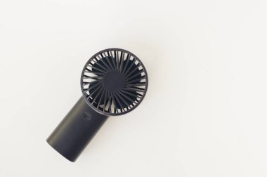 Sade arka planda taşınabilir mini fan
