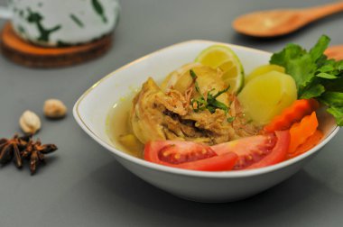 Tavuk çorbası tavuktan yapılan bir çorbadır, suda kaynatılır, genellikle diğer malzemelerle birlikte.