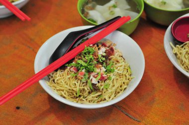  Beyaz kasede biraz erişte.