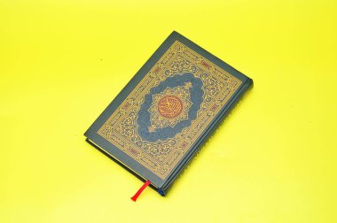 Sarı arka planda kutsal Kur 'an.