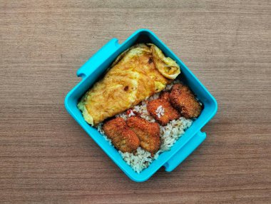 Kızarmış pirinç, nugget ve omlet.