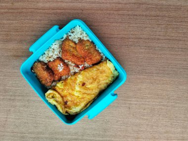 Kızarmış pirinç, nugget ve omlet.