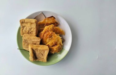 Kızarmış tofu ve kızarmış muz beyaz tabakta