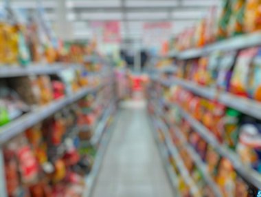 Alışveriş arabası ve süpermarket rafları ile bulanık arkaplan