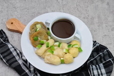 Beyaz tabakta servis edilen Pempek Palembang 