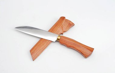 Sharp... dokunma! Şefin mutfak bıçağı beyaz arka planda izole edilmiş.