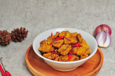 Beyaz kâse üzerinde baharatlı ve tatlı tempeh