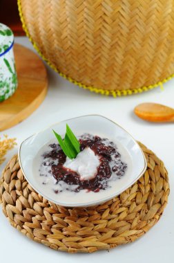 Bubur ketan hitam veya siyah yapışkan pirinç lapası Endonezya 'nın geleneksel yemeklerinden biridir.