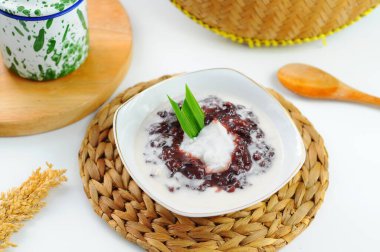 Bubur ketan hitam veya siyah yapışkan pirinç lapası Endonezya 'nın geleneksel yemeklerinden biridir.