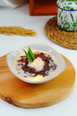 Bubur ketan hitam veya siyah yapışkan pirinç lapası Endonezya 'nın geleneksel yemeklerinden biridir.