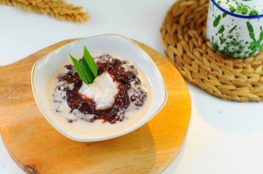Bubur ketan hitam veya siyah yapışkan pirinç lapası Endonezya 'nın geleneksel yemeklerinden biridir.