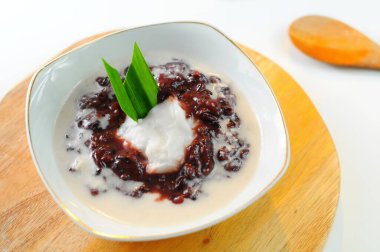 Bubur ketan hitam veya siyah yapışkan pirinç lapası Endonezya 'nın geleneksel yemeklerinden biridir.