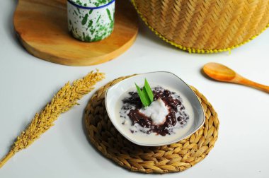 Bubur ketan hitam veya siyah yapışkan pirinç lapası Endonezya 'nın geleneksel yemeklerinden biridir.