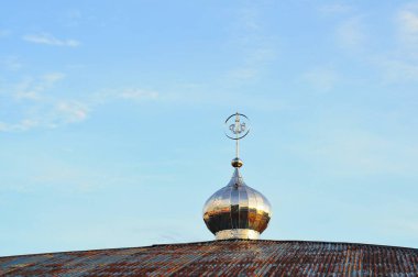 Gökyüzü arka planına karşı kilisenin gümüş kubbesi