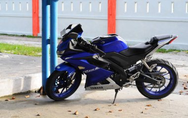 Yamaha r15 park alanına park ediyor.