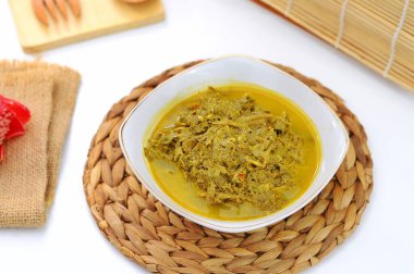 Daun ubi tumbuk (Endonezya 'da manyok yaprakları), Endonezya' da yaygın olarak kullanılan bir sebze türüdür. Endonezya dilinde, daun yaprak anlamına gelir, ubi cassava anlamına gelir, ve