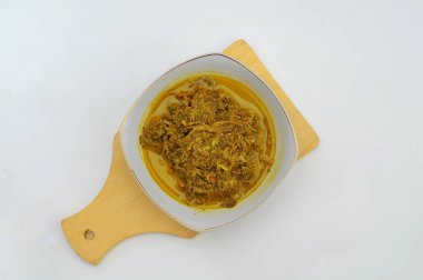 Daun ubi tumbuk (Endonezya 'da manyok yaprakları), Endonezya' da yaygın olarak kullanılan bir sebze türüdür. Endonezya dilinde, daun yaprak anlamına gelir, ubi cassava anlamına gelir, ve