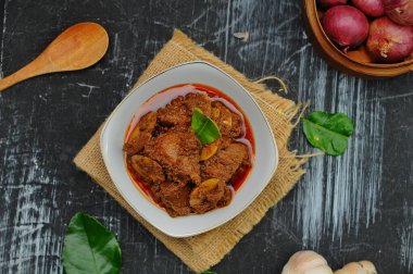 Rendang Jengkol, baharat ve hindistan cevizi sütüyle kaynatılmış köpek meyvesi. Geleneksel Endonezya yemekleri, baharatlı lezzet tadı tipik rendang ve yasal jengkol dokusu.