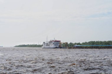 Yolcu gemisi nehirde