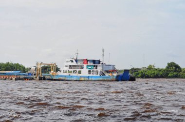 Limanda demirli eski paslı bir tekne